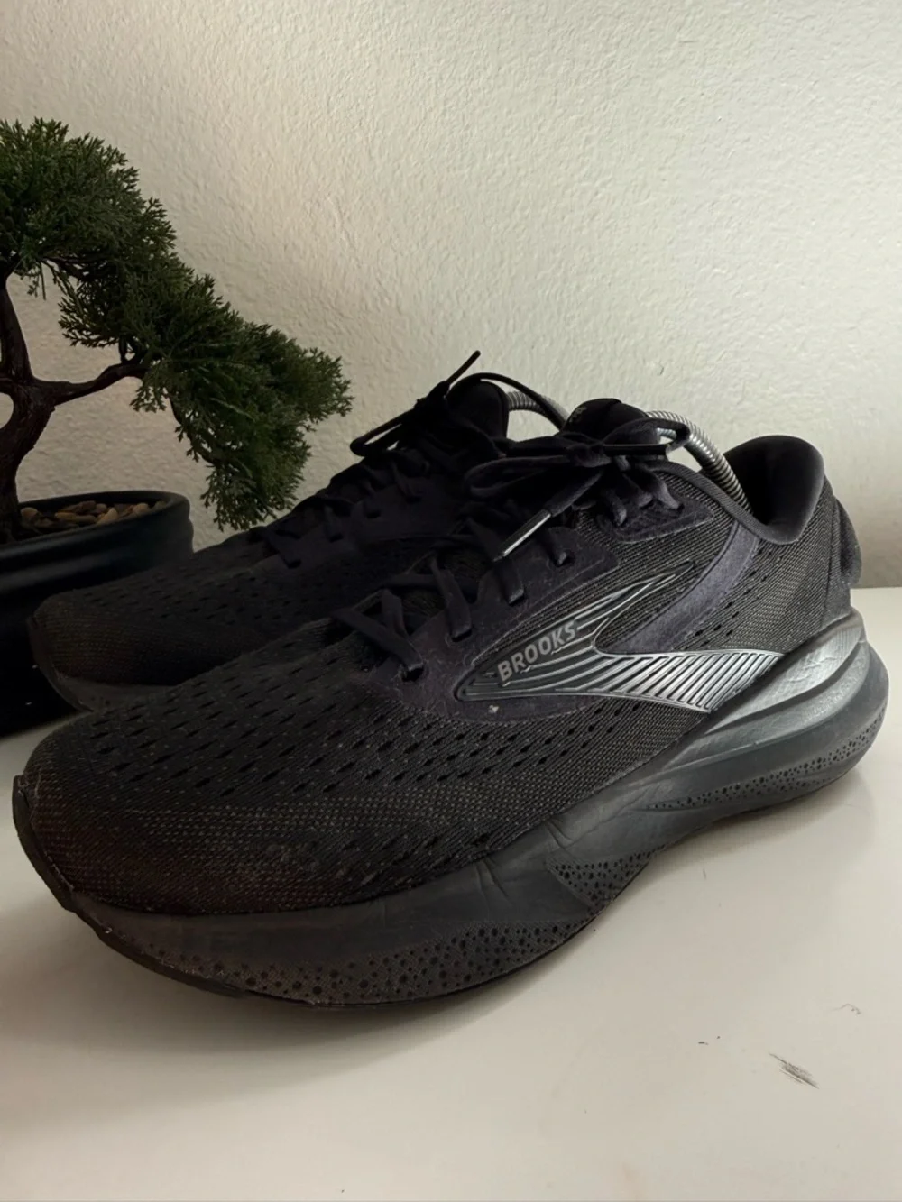 Brooks adrenaline 24 Men's All-Black Lightweight Running Shoe - Picture 4 of 9